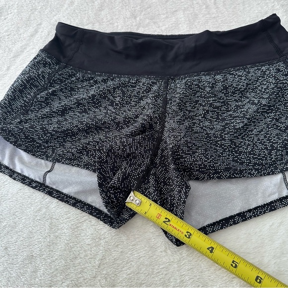 Lululemon Speed Short 4-way Stretch 2.5" Daisy Dust Alpine White Black Size 2 - Picture 8 of 13